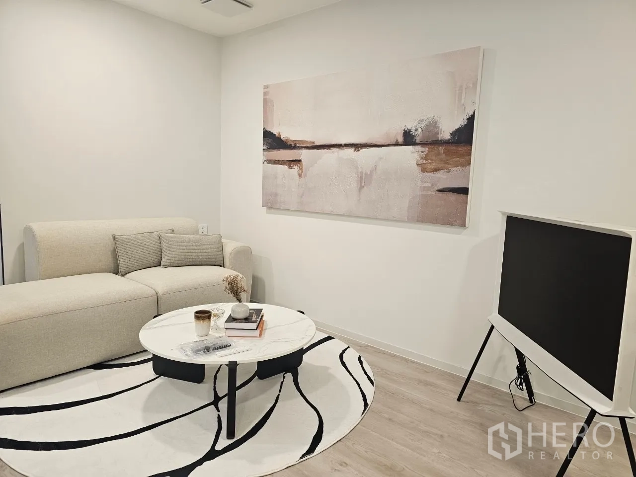 独立式住宅 出租在Saphan Sung, Bangkok - 小家庭客厅，贵妃位沙发与圆形大理石茶几。