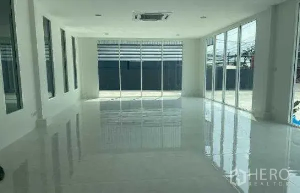 货栈 出租在Prawet, Bangkok - 明亮的办公室内景，通透落地窗、白色亮面地砖与吊顶嵌入式空调。