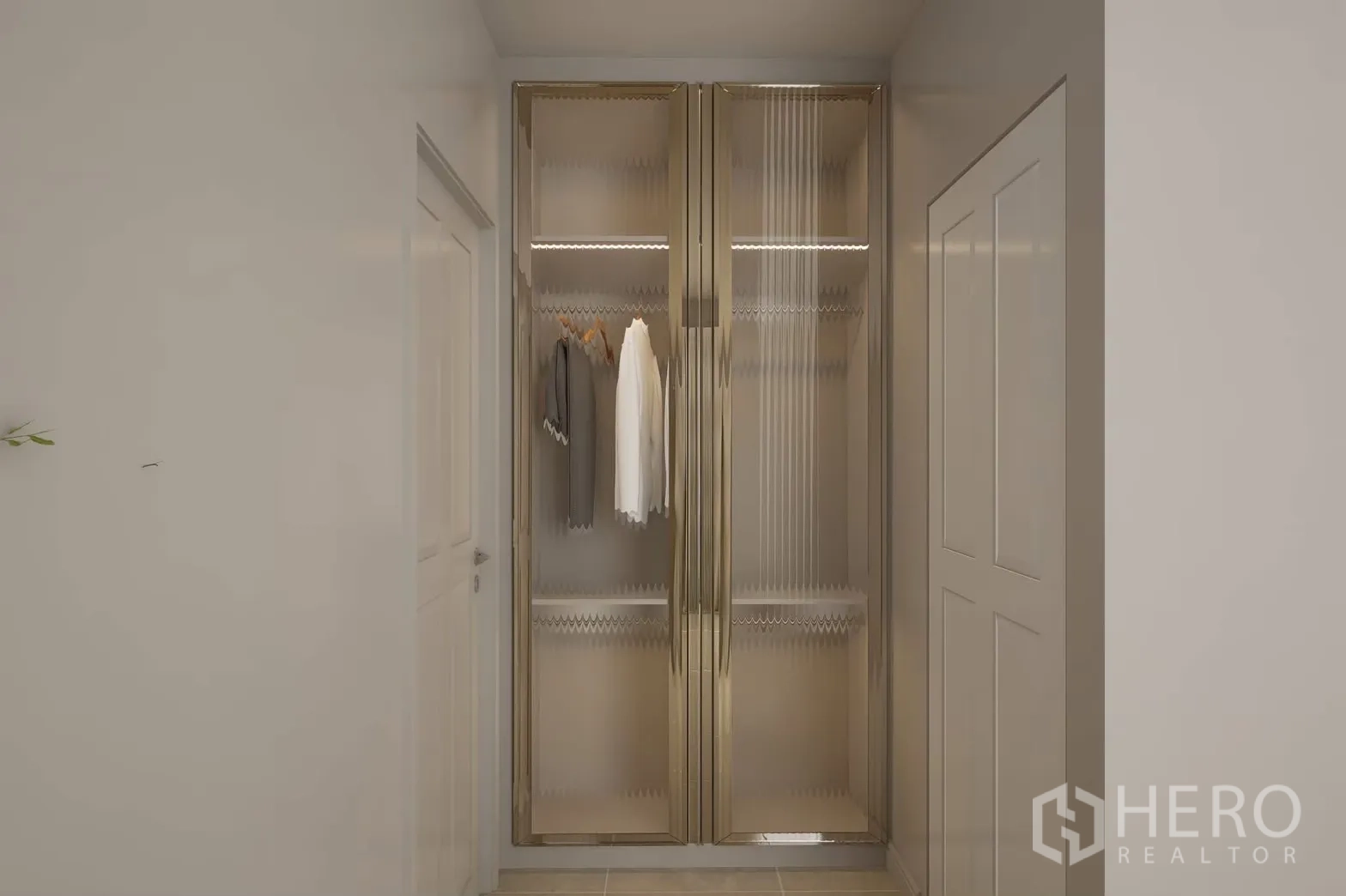 独立式住宅 出租在Bang Phli, Samut Prakan - 金色框条纹玻璃衣柜，精致收纳。