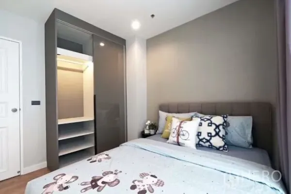 คอนโด ให้เช่าในWatthana, Bangkok - ห้องนอนอบอุ่น เตียงคู่ และตู้เสื้อผ้าบิวท์อินพร้อมชั้นเปิด