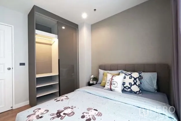 คอนโด ให้เช่าในWatthana, Bangkok - ห้องนอนอบอุ่น เตียงคู่ และตู้เสื้อผ้าบิวท์อินพร้อมชั้นเปิด
