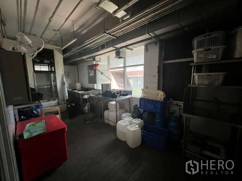 店屋 出租或出售在Khlong Toei, Bangkok - 后厨备餐空间，设备与容器齐全，采光良好