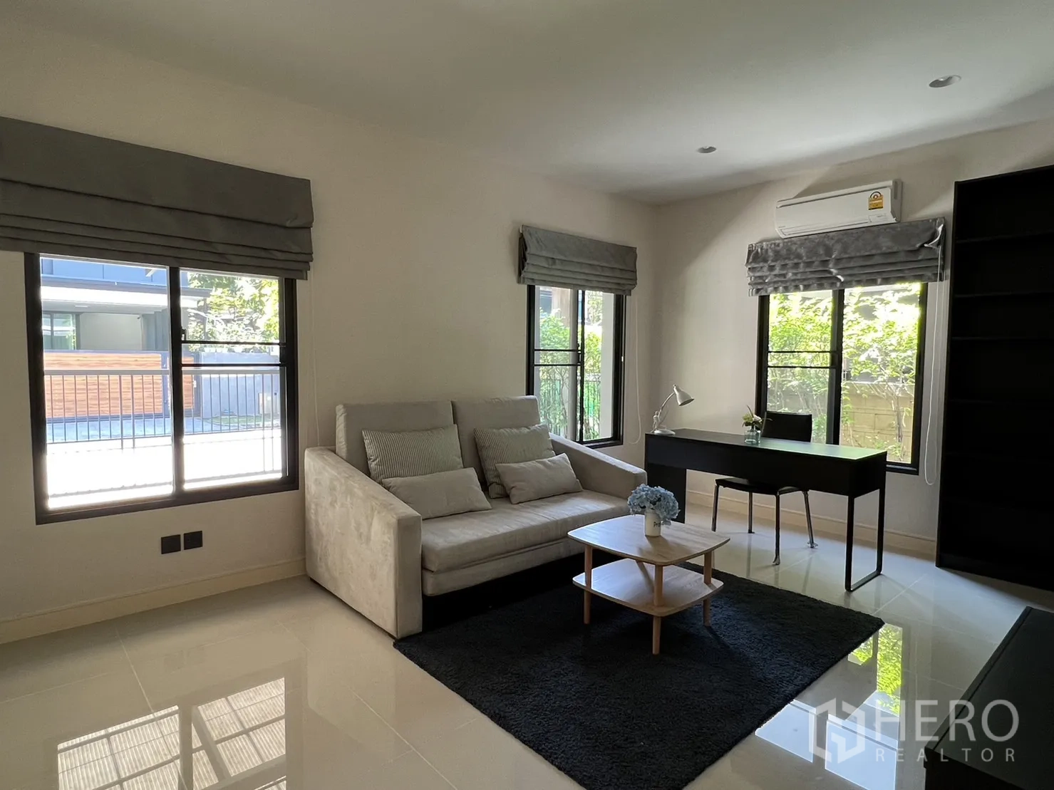 บ้าน ให้เช่าในBang Kapi, Bangkok - ห้องอเนกประสงค์หรือโฮมออฟฟิศ โซฟา โต๊ะทำงาน มองเห็นสวน