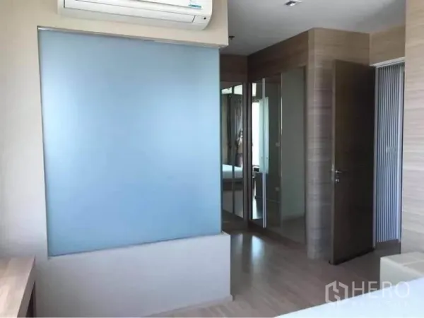 คอนโด ให้เช่าหรือขายในPhaya Thai, Bangkok - ทางเข้าห้องนอนกั้นด้วยกระจกฝ้า พร้อมตู้เสื้อผ้าบานกระจกเงา