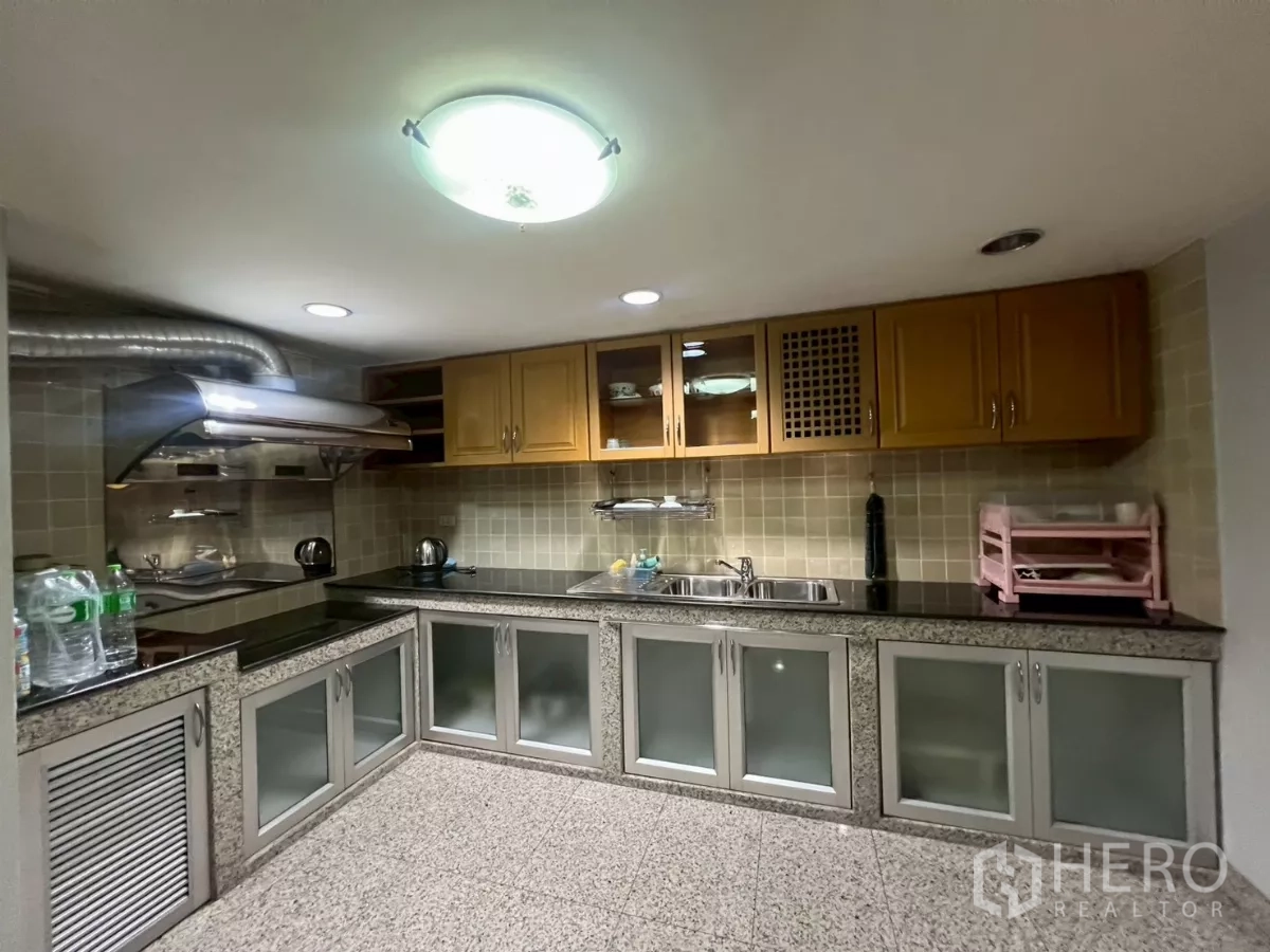 店屋 出租在Bang Rak, Bangkok - 全套厨房，L 型花岗岩操作台、排烟罩与充足橱柜。