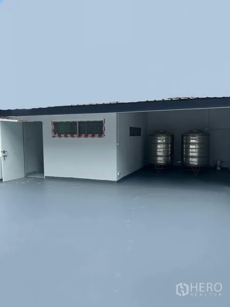 อาคารพาณิชย์ ให้เช่าในKhlong Toei, Bangkok - ดาดฟ้าพื้นที่ยูทิลิตี้ มีห้องครอบและแทงก์น้ำสแตนเลส