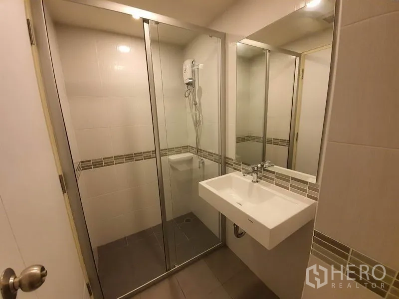 คอนโด ขายในChatuchak, Bangkok - อ่างล้างหน้า กระจกบานใหญ่ และตู้ฝักบัวกระจกกั้น