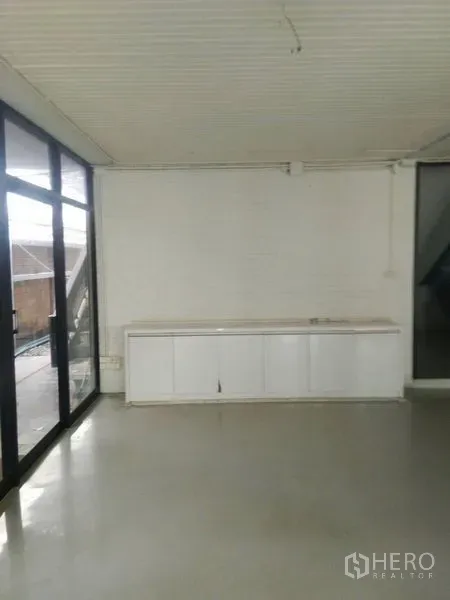 สำนักงานที่บ้าน ให้เช่าในHuai Khwang, Bangkok - มุมแพนทรีตู้บิลท์อินสีขาว ข้างประตูกระจกบานสูง