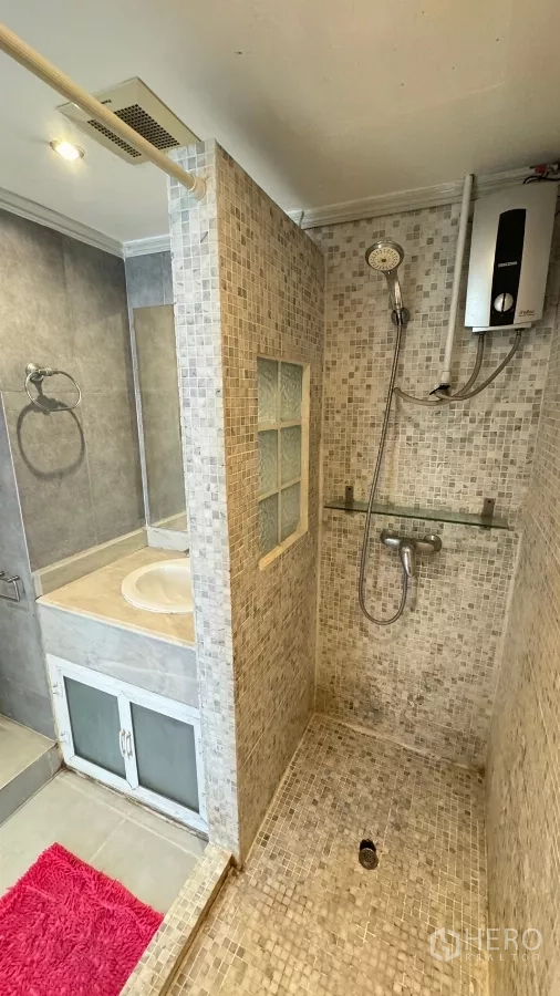 คอนโด ให้เช่าในKhlong Toei, Bangkok - ห้องอาบน้ำแบบวอล์กอิน กระเบื้องโมเสก และฉากกั้น