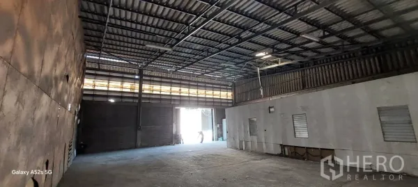 คลังสินค้า ให้เช่าในSathon, Bangkok - มุมมองโล่งของโกดัง ประตูทางเข้ากว้างสำหรับโหลดสินค้า มีห้องสำนักงานภายใน