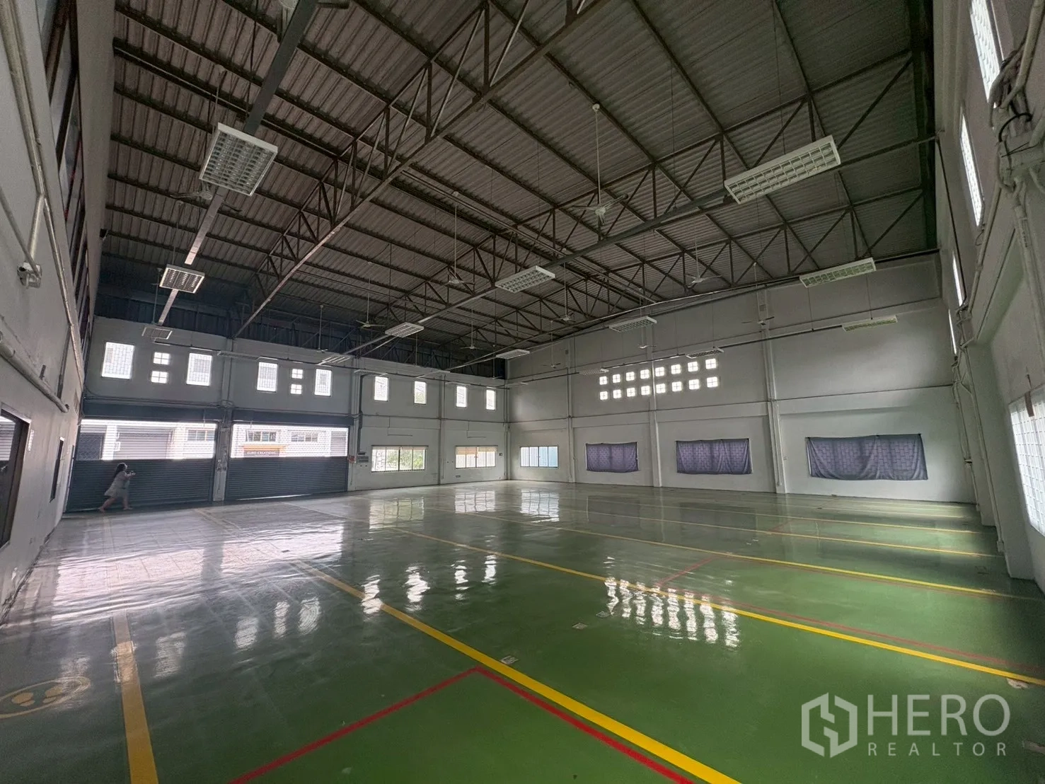 คลังสินค้า for rent in Phra Khanong, Bangkok - โซนขนถ่ายสินค้าภายในฮอลล์ มีประตูม้วนหลายบานด้านหน้า.