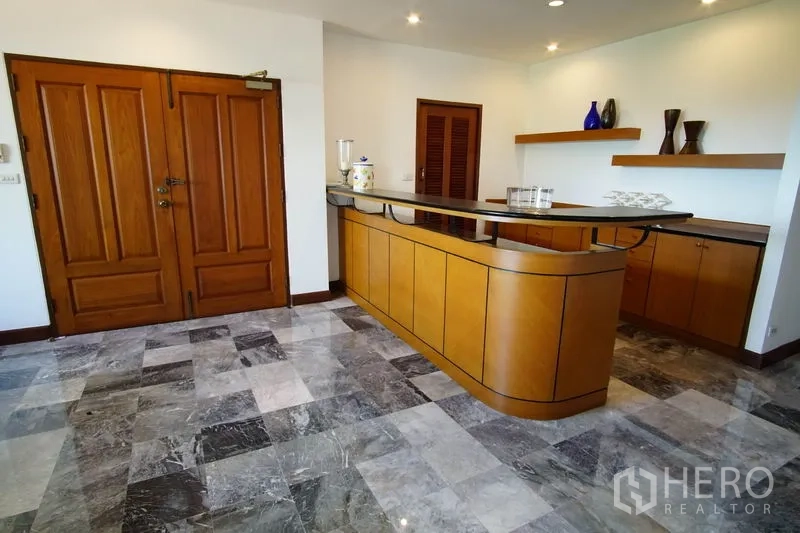 อพาร์ทเมนท์ ให้เช่าในWatthana, Bangkok - โถงทางเข้าพร้อมประตูไม้บานคู่และเคาน์เตอร์บาร์บิลท์อินทรงโค้งพร้อมชั้นวาง