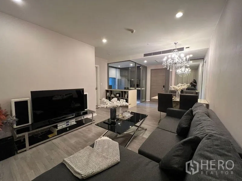 คอนโด ให้เช่าในWatthana, Bangkok - มุมนั่งเล่นกว้าง โซฟาตัวแอล ชุดทีวี และไฟโคมระย้า