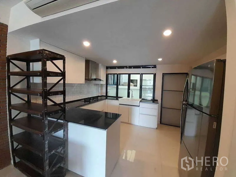 ทาวน์เฮาส์ ให้เช่าในKhlong Toei, Bangkok - มุมครัวครบครัน เคาน์เตอร์หินสีดำ อ่างล้างจานฟาร์มเฮาส์ ตู้เย็น