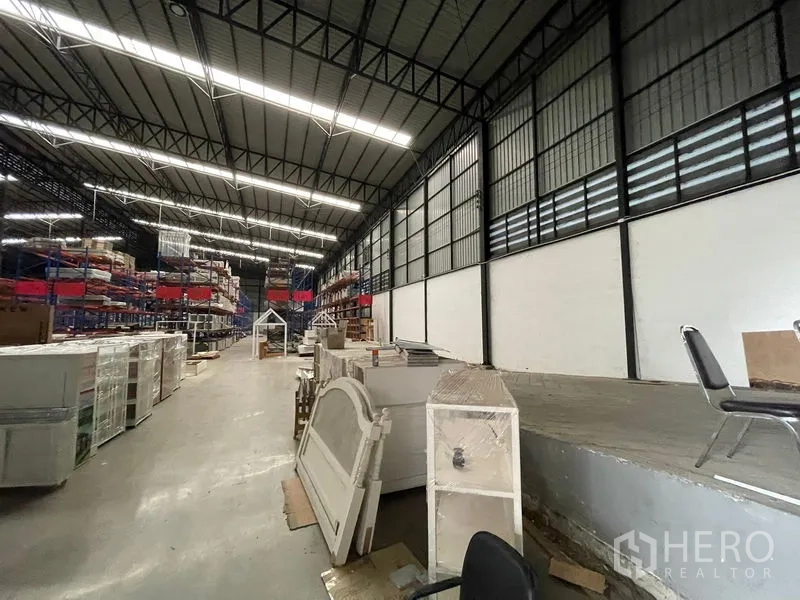 คลังสินค้า ให้เช่าในLat Krabang, Bangkok - ทางเดินสว่างด้วยไฟ LED มีชานยกระดับและชั้นวางสินค้าในโกดัง.