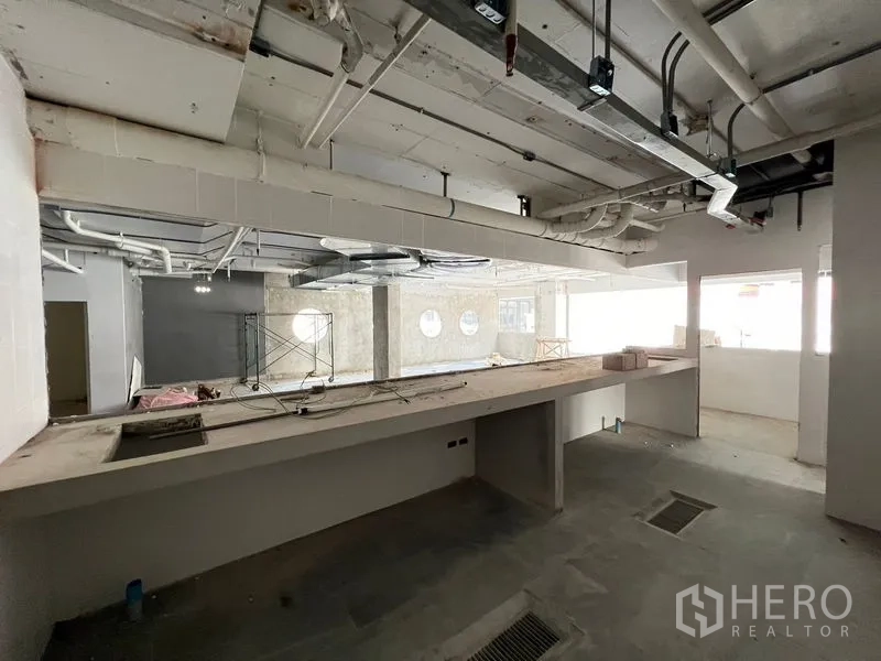 零售空间 出租在Watthana, Bangkok - 加长吧台与明亮前场相连，靠大窗采光充足。