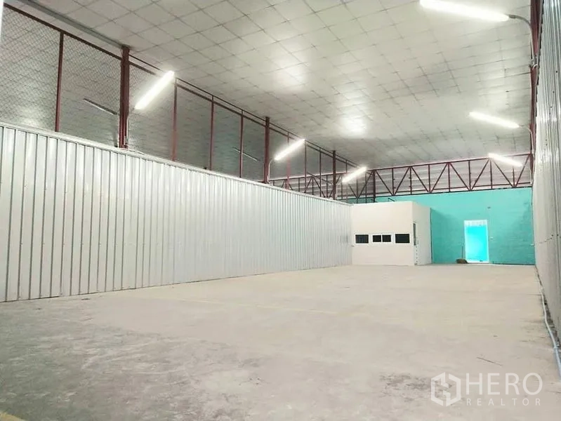 คลังสินค้า ให้เช่าในYan Nawa, Bangkok - พื้นที่โกดังแบบเคลียร์สแปน ไฟ LED ผนังเมทัลชีท พื้นคอนกรีตมีเลนจัดวางสินค้า