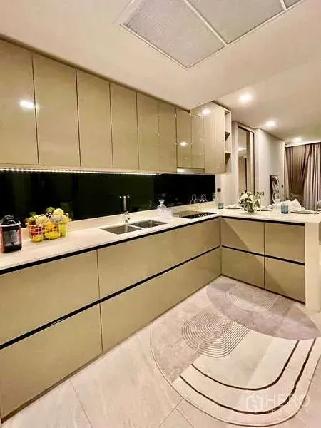 คอนโด ให้เช่าในWatthana, Bangkok - ครัวรูปตัว U โทนเบจตู้บานเงา ผนังกระจกสีดำ และอ่างล้างจานคู่