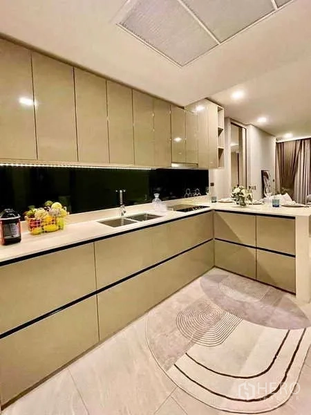 คอนโด ให้เช่าในWatthana, Bangkok - ครัวรูปตัว U โทนเบจตู้บานเงา ผนังกระจกสีดำ และอ่างล้างจานคู่