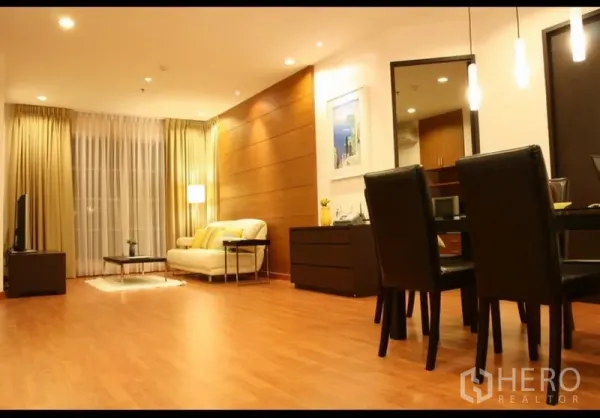 คอนโด ให้เช่าหรือขายในKhlong Toei, Bangkok - พื้นที่รับแขกและทานอาหารแบบเปิดโล่ง ไฟฝังเพดาน และม่านสูงจรดพื้น