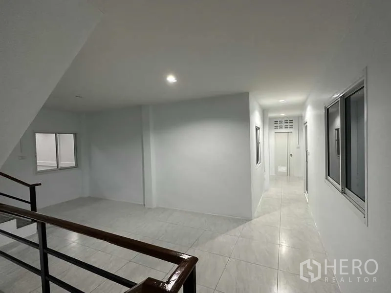 โรงงาน ให้เช่าในNonthaburi - โถงชั้นบน มีหน้าต่าง ราวบันได และทางเข้าสู่ออฟฟิศหลายห้อง