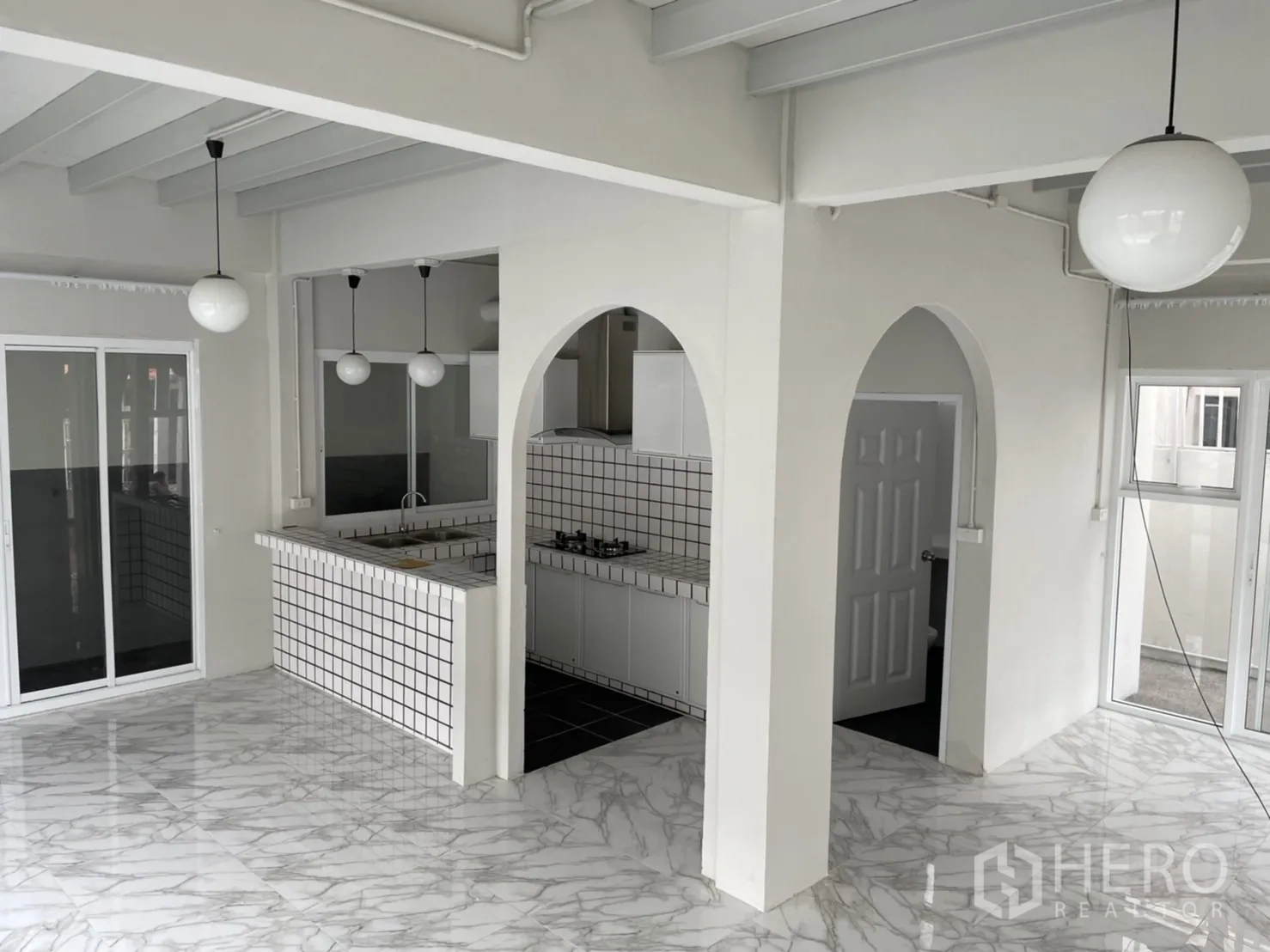 บ้าน ให้เช่าหรือขายในDin Daeng, Bangkok - พื้นที่นั่งเล่น–ทานอาหาร โค้งสถาปัตย์ เคาน์เตอร์บาร์ และพื้นเงามัน