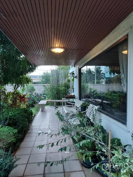 บ้าน ให้เช่าในMueang Samut Prakan, Samut Prakan - ระเบียงปูกระเบื้องพร้อมม้านั่ง หน้าต่างบานใหญ่ มองเห็นสวน