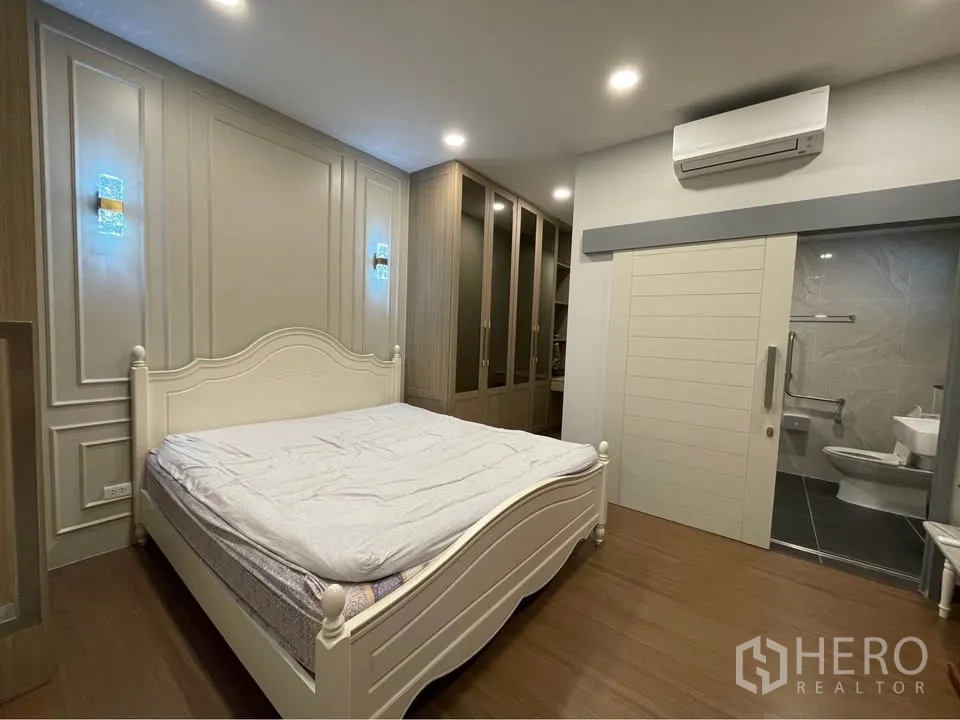 บ้านเดี่ยว for rent or sale in Bang Phli, Samut Prakan - ห้องนอนพร้อมตู้เสื้อผ้าบิลท์อินและห้องน้ำในตัวหลังประตูบานเลื่อน