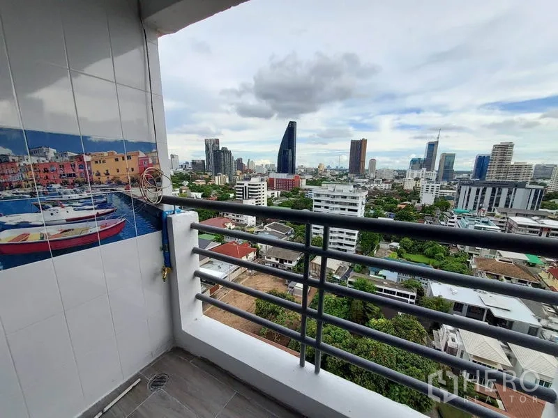 公寓 出租或出售在Khlong Toei, Bangkok - 阳台拐角位，金属栏杆与EM District方向城市景观