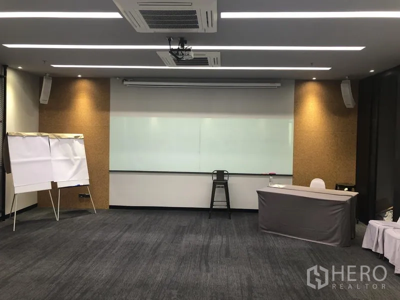สำนักงาน ให้เช่าในKhlong Toei, Bangkok - ห้องประชุมในออฟฟิศเซอร์วิสย่านคลองเตย ใกล้ BTS พระโขนง มีไวท์บอร์ดขนาดใหญ่ โปรเจคเตอร์ และพื้นพรม
