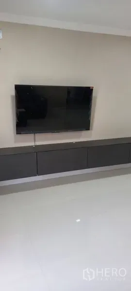 公寓 出租在Watthana, Bangkok - 墙挂平板电视与长条悬空电视柜。