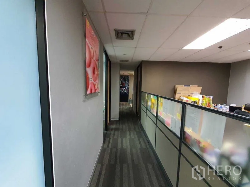 สำนักงาน ให้เช่าในWatthana, Bangkok - โถงทางเดินแคบข้างพาร์ทิชันกระจกฝ้าและผนังสีเทา