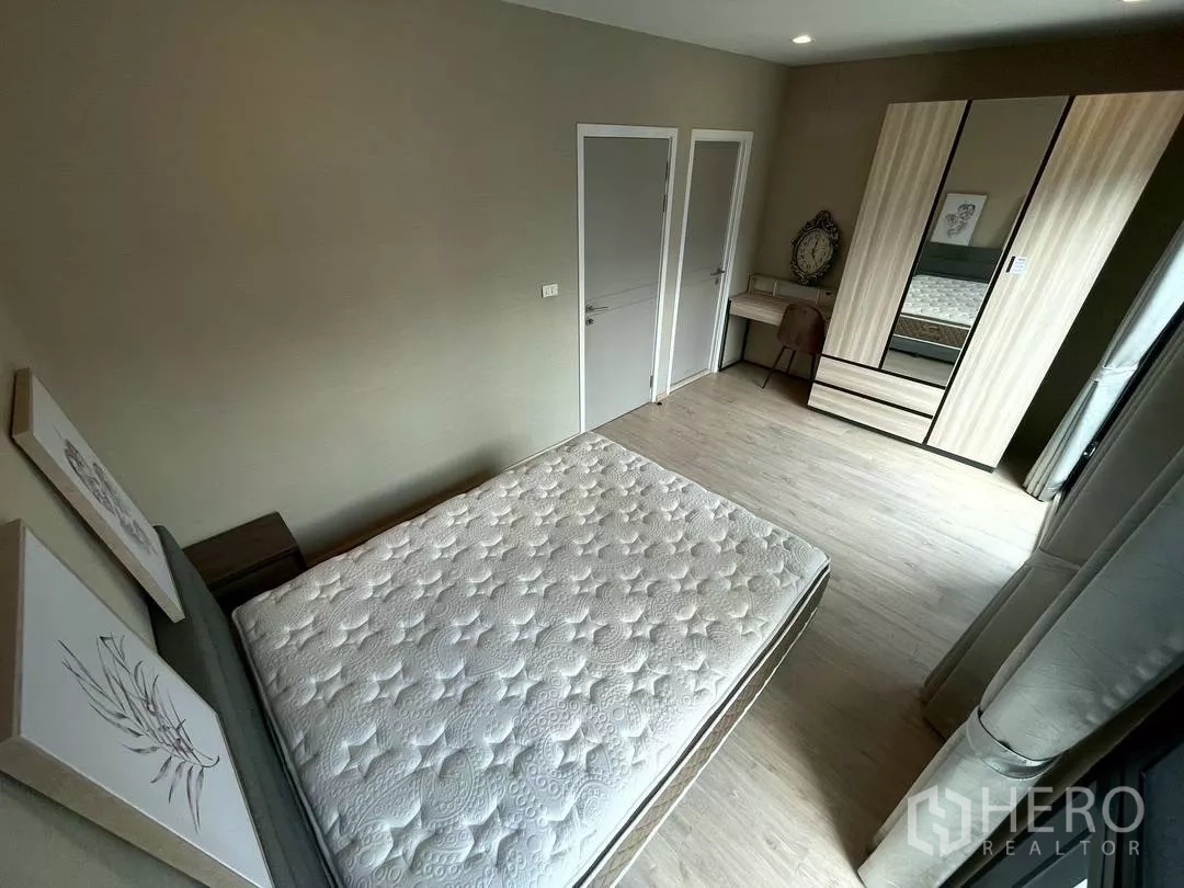 ทาวน์เฮาส์ ให้เช่าในSuan Luang, Bangkok - ห้องนอนพร้อมเตียง ตู้เสื้อผ้าบิวท์อิน โต๊ะเครื่องแป้ง และประตูเชื่อมไปยังห้องเก็บของ/ห้องน้ำ.