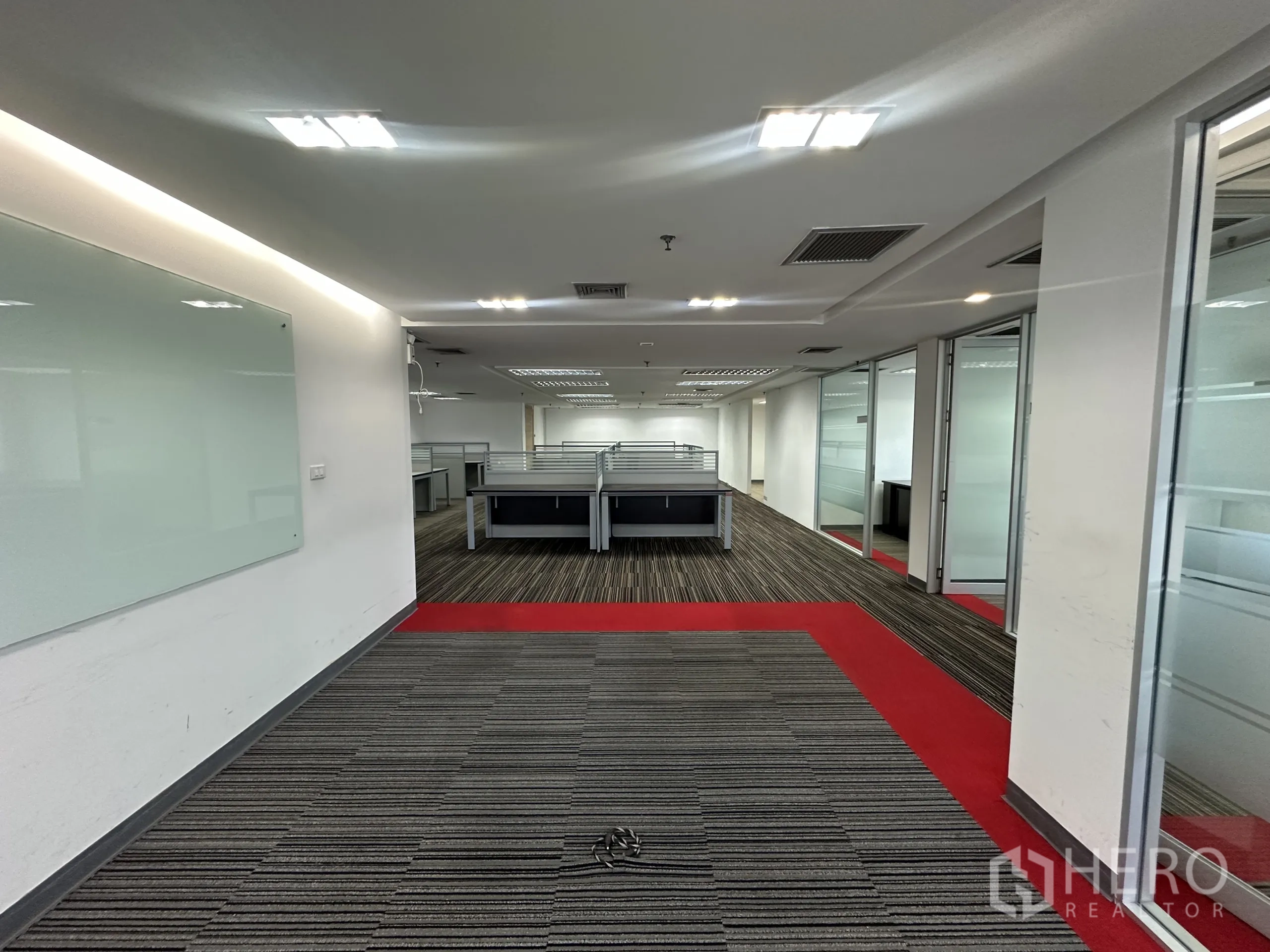 สำนักงาน ให้เช่าในWatthana, Bangkok - โถงทางเดินสู่พื้นที่ทำงาน พร้อมห้องประชุมกระจกและเส้นพรมสีแดง