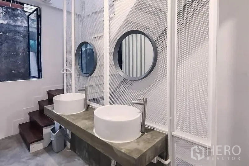 อาคารพาณิชย์ ให้เช่าในKhlong Toei, Bangkok - เคาน์เตอร์คอนกรีตอ่างล้างหน้าแบบคู่ กระจกทรงกลมข้างบันได