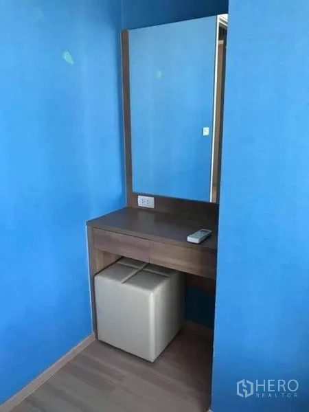 คอนโด ให้เช่าหรือขายในPhaya Thai, Bangkok - โต๊ะเครื่องแป้งพร้อมกระจก ผนังสีฟ้า และสตูลบุนวม