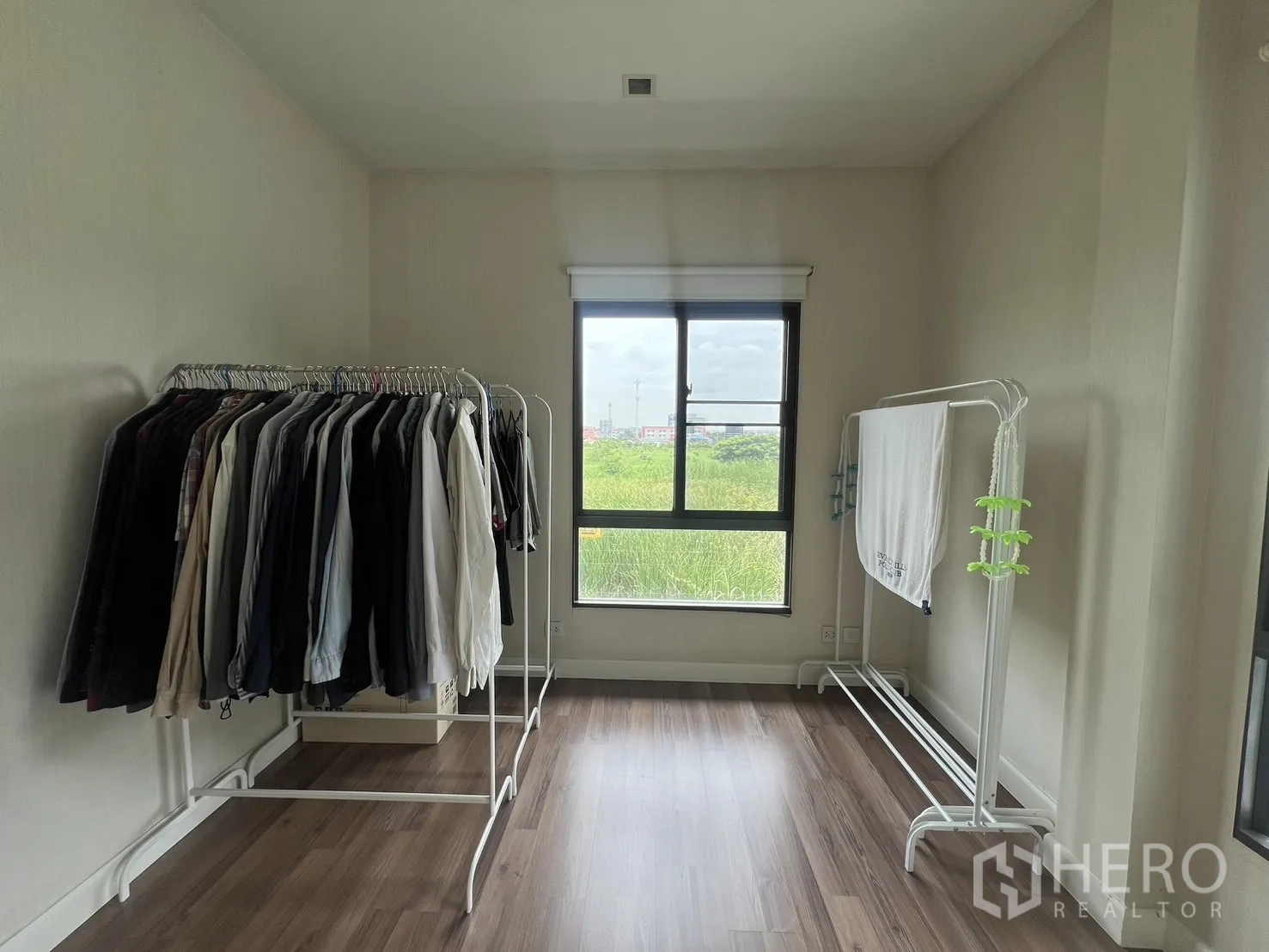 Detached House for rent in Bang Kapi, Bangkok - Bright multipurpose room used as wardrobe with clothing racks and large window.