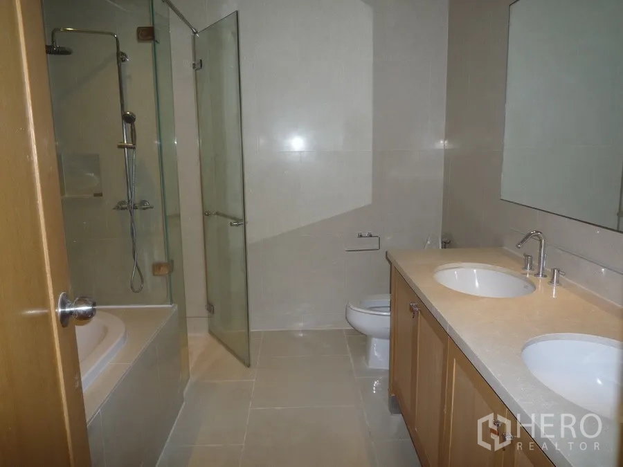 คอนโด ให้เช่าในKhlong Toei, Bangkok - ห้องน้ำสมัยใหม่พร้อมอ่างล้างหน้าแบบคู่ ฝักบัวกระจก และอ่างอาบน้ำ