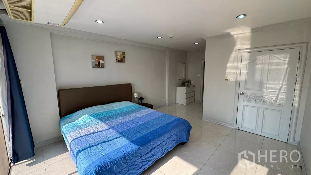 คอนโด ให้เช่าในKhlong Toei, Bangkok - ห้องนอนกว้าง เตียงคิงส์ไซซ์ พื้นกระเบื้อง หน้าต่างบานใหญ่