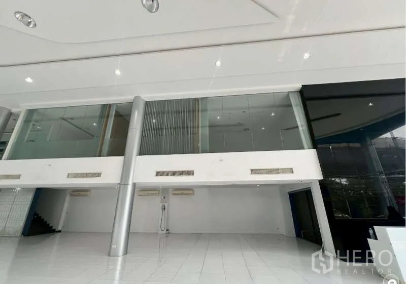 展厅 出租 - 双层挑高展示区，设夹层玻璃办公室与金属立柱。