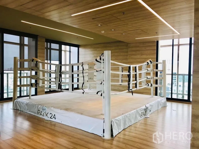 คอนโด ให้เช่าในKhlong Toei, Bangkok - เวทีมวยในสตูดิโอพื้นไม้พร้อมวิวเมือง