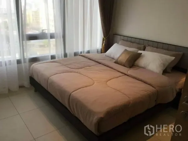 คอนโด ให้เช่าในWatthana, Bangkok - ห้องนอนที่สองมีหน้าต่างมุมกว้าง วิวเมือง และชุดเครื่องนอนสีเบจ