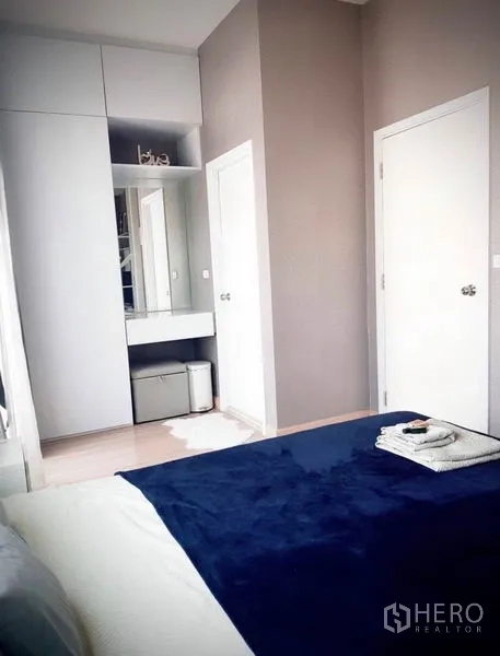 Detached House for rent or sale in Bang Phli, Samut Prakan - Bedroom angle showing built-in wardrobe, dressing nook and white doors