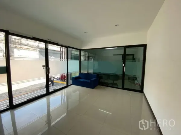 工厂 出租在Phra Pradaeng, Samut Prakan - 厂区内采光良好的玻璃办公室，瓷砖地面与小型沙发区。