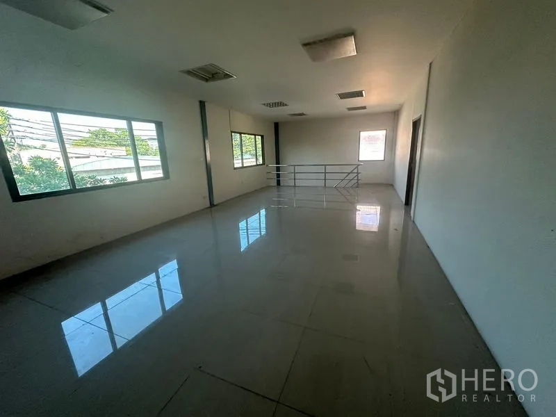 คลังสินค้า ให้เช่าในSaphan Sung, Bangkok - โถงออฟฟิศชั้นบน มีหน้าต่างและราวกันตกโลหะ