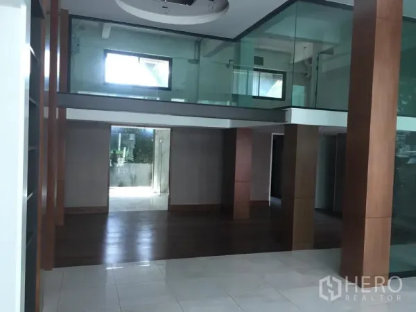 零售空间 出租在Khlong Toei, Bangkok - 宽敞室内空间，挑高楼层与玻璃夹层，木质立柱