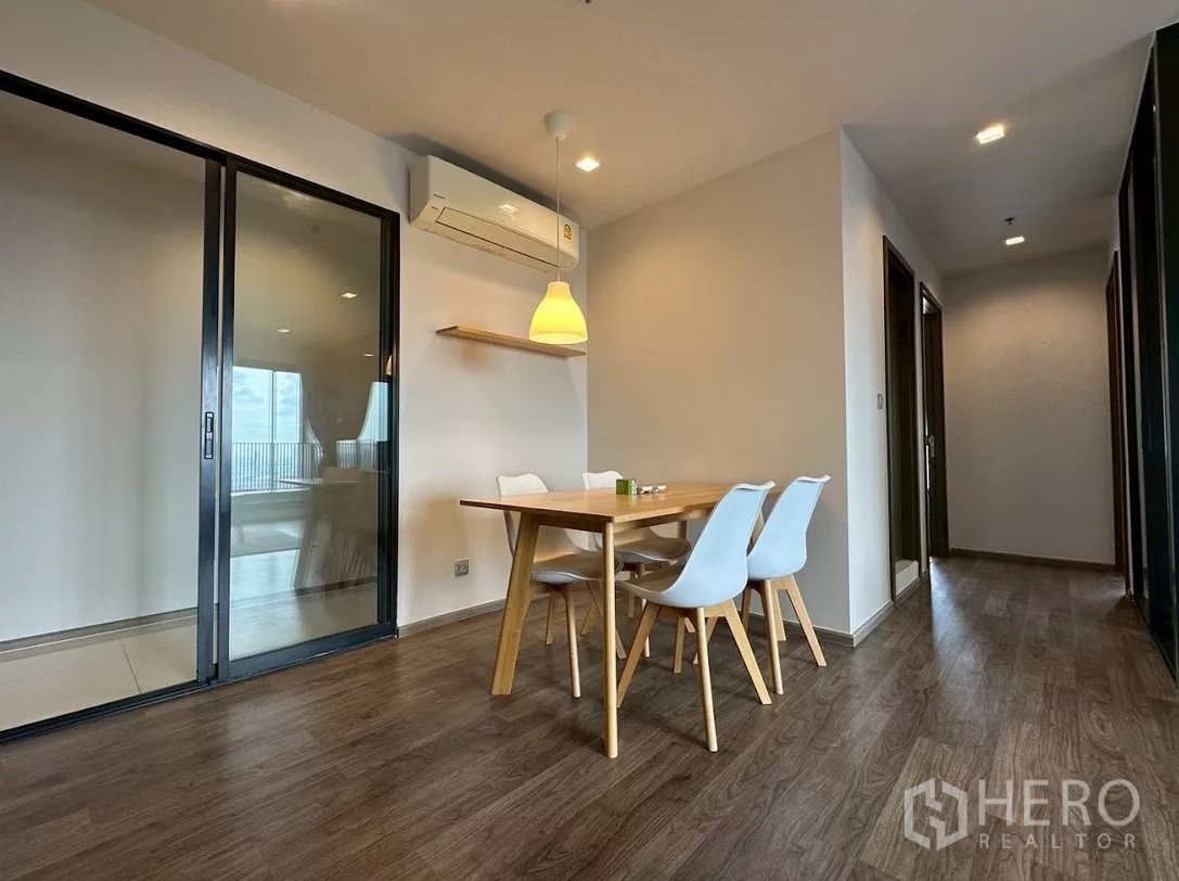 คอนโด ให้เช่าในChatuchak, Bangkok - มุมทานอาหารโต๊ะไม้ เก้าอี้ขาว 4 ตัว โคมไฟแขวน ข้างประตูกระจกบานเลื่อน