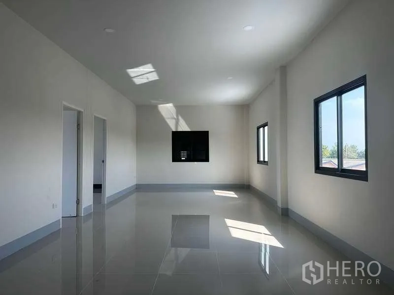 工厂 出租或出售在Sai Noi, Nonthaburi - 采光充足的办公室，设大窗与亮面地砖。