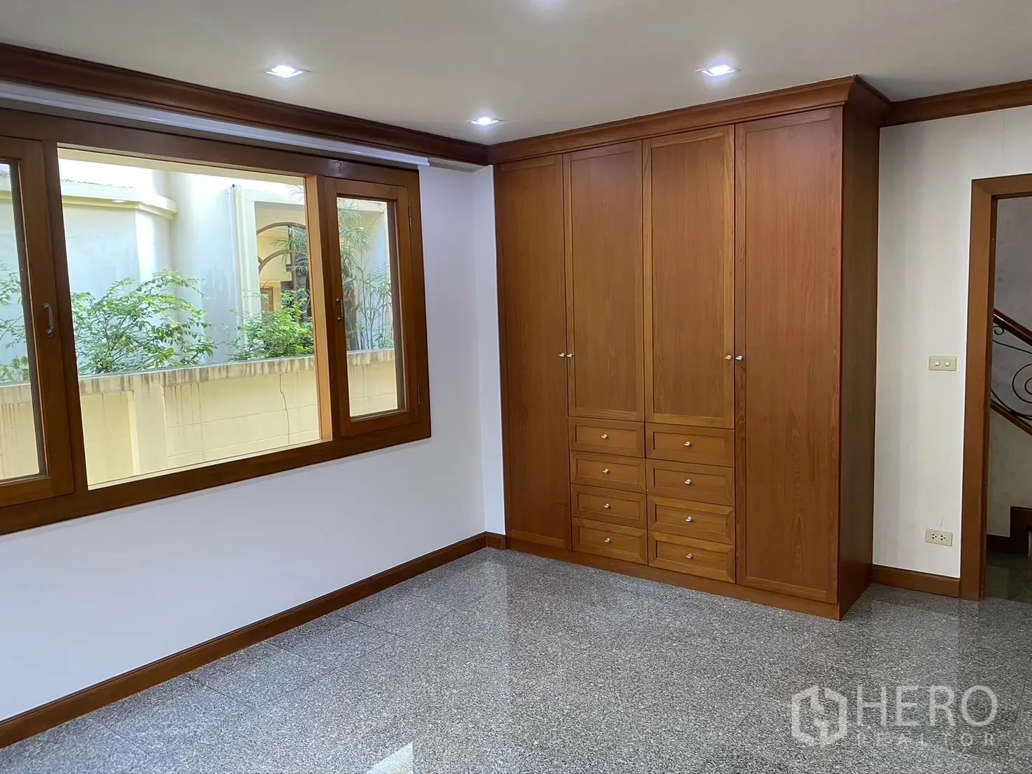 บ้าน ให้เช่าในWatthana, Bangkok - ห้องนอนมีตู้เสื้อผ้าสูงและหน้าต่างบานใหญ่