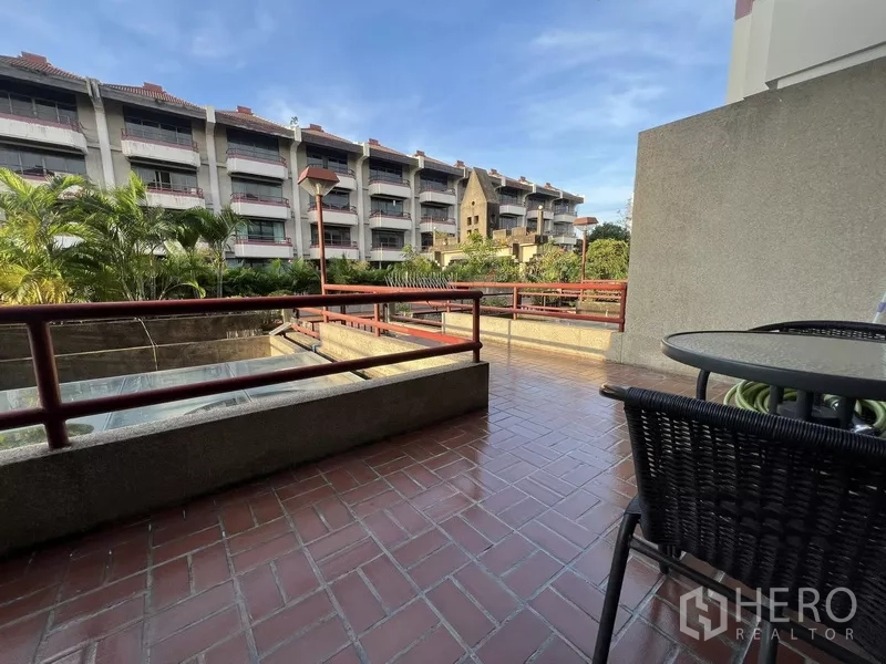 ทาวน์เฮาส์ ให้เช่าหรือขายในSuan Luang, Bangkok - ระเบียงกว้างราวสีแดง มองเห็นอาคารโลว์ไรส์และสวนสีเขียว